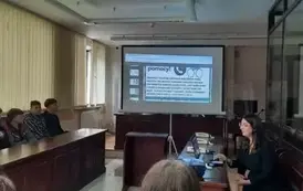 Sędzia Anna Kubicka-Grudzień prowadzi lekcję na temat hejtu