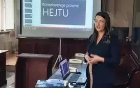 Sędzia Anna Kubicka-Grudzień prowadzi lekcję na temat hejtu