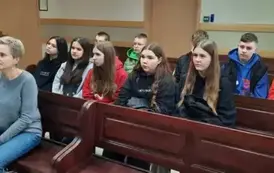 Uczniowie i nauczyciele w sali rozpraw