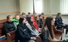 Uczniowie i nauczyciele w sali rozpraw