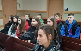 Uczniowie i nauczyciele w sali rozpraw