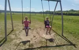 Ala i Lena huśtają się
