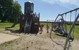 Klasa 2 C na placu zabaw