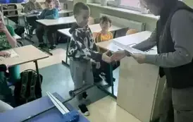 Wręczenie certyfikat&oacute;w w ramach akcji GIGA LAURKA DLA STRAŻNIK&Oacute;W LAS&Oacute;W