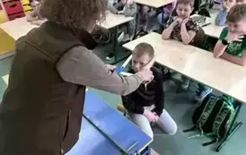 Pomiar obwodu drzewa na przykładzie ucznia