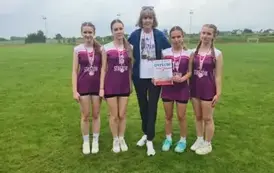 Sztafeta olimpijska dziewcząt z nauczycielem