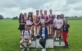 Najlepsze sztafety 4x100 m dziewcząt w kategorii igrzyska młodzieży na podium