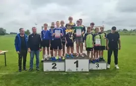 Najlepsze sztafety 4x100 m chłopc&oacute;w w kategorii igrzyska dzieci na podium
