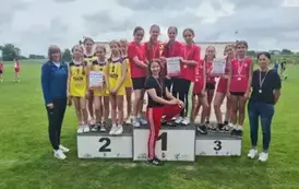 Najlepsze sztafety 4x100 m dziewcząt w kategorii igrzyska dzieci na podium