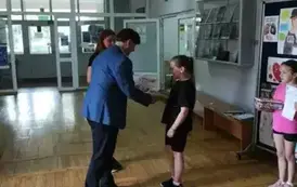 Wręczenie dyplomu przez dyrektora szkoły za zajęcie III miejsca