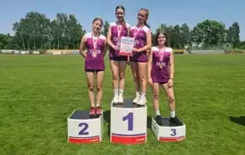 Zwycięska sztafeta dziewcząt na podium