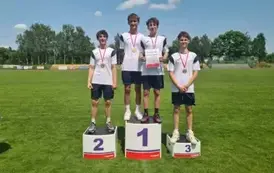 Zwycięska sztafeta chłopc&oacute;w na podium