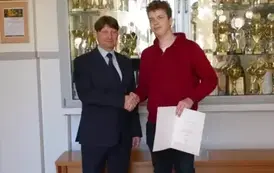 Konrad Przetak z dyrektorem szkoły