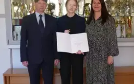 Lena Maziarz z nauczycielką, panią Anną Dziewięcką-Fortuną i dyrektorem szkoły