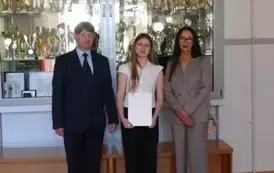 Milena Zielińska z nauczycielką, panią Katarzyną Adamczyk i dyrektorem szkoły
