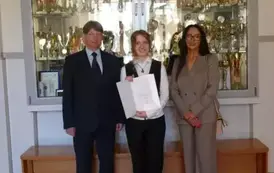 Anna Mazanka z nauczycielką, panią Katarzyną Adamczyk i dyrektorem szkoły