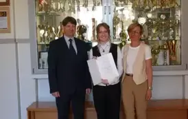 Anna Mazanka z nauczycielką, panią Beatą Boroń-Sitko i dyrektorem szkoły
