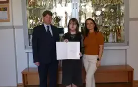 Zofia Krakowiak z nauczycielką, panią Agnieszką Barańską i dyrektorem szkoły