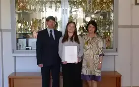 Lena Kałuża z nauczycielką, panią Marią Kos i dyrektorem szkoły