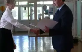 Emilia Maziarz odbiera gratulacje z rąk dyrektora