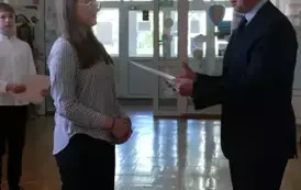Lena Kałuża odbiera gratulacje z rąk dyrektora