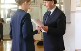 Lena Maziarz odbiera gratulacje z rąk dyrektora