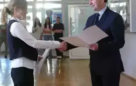 Anna Mazanka odbiera gratulacje z rąk dyrektora