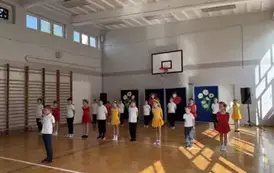 Dominik wita zebranych gości