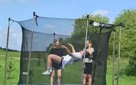 Zabawa na trampolinie