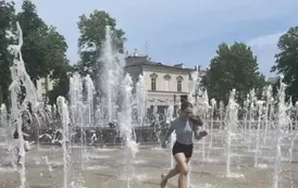 Uczniowie przy fontannach