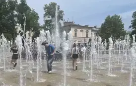 Uczniowie przy fontannach
