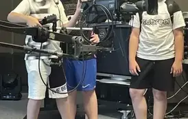 Chłopcom podoba się praca operatora kamery