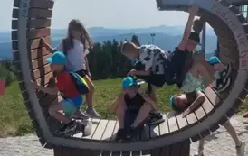 Podziwianie przez dzieci widok&oacute;w na Jaworzynie Krynickiej