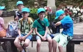 Uczniowie klasy 1 a w Leśnym Sanktuarium Matki Bożej Kr&oacute;lowej Zdroj&oacute;w Krynickich