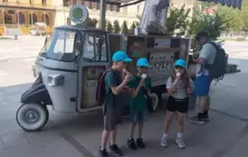 Degustacja lod&oacute;w przez uczni&oacute;w klasy 1 a