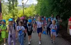 Uczniowie klasy 2 b w drodze na G&oacute;rę Parkową
