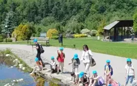 Uczniowie klasy 2 b w Ogrodach Sensorycznych w Muszynie