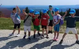 Uczniowie klasy 2 b w Ogrodach Sensorycznych w Muszynie