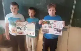Uczniowie przedstawiający swoją pracę