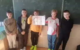 Uczniowie prezentujący sw&oacute;j plakat