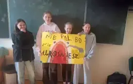 Uczennice ze swoją pracą