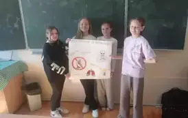 Uczennice prezentujące sw&oacute;j plakat