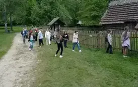 Uczniowie zwiedzający Skansen Budownictwa Ludowego w Sanoku