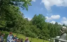 Uczniowie zwiedzający Muzeum Przemysłu Naftowego i Gazowniczego w B&oacute;brce