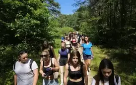 Uczniowie w drodze powrotnej przez las