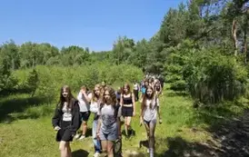 Uczniowie w drodze powrotnej przez las
