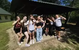 Grupa uczennic przed miejscem na ognisko