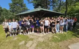 Grupowe zdjęcie uczni&oacute;w klas &oacute;smych na pikniku