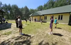 Uczniowie podczas gry w piłkę
