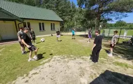 Uczniowie podczas gry w piłkę